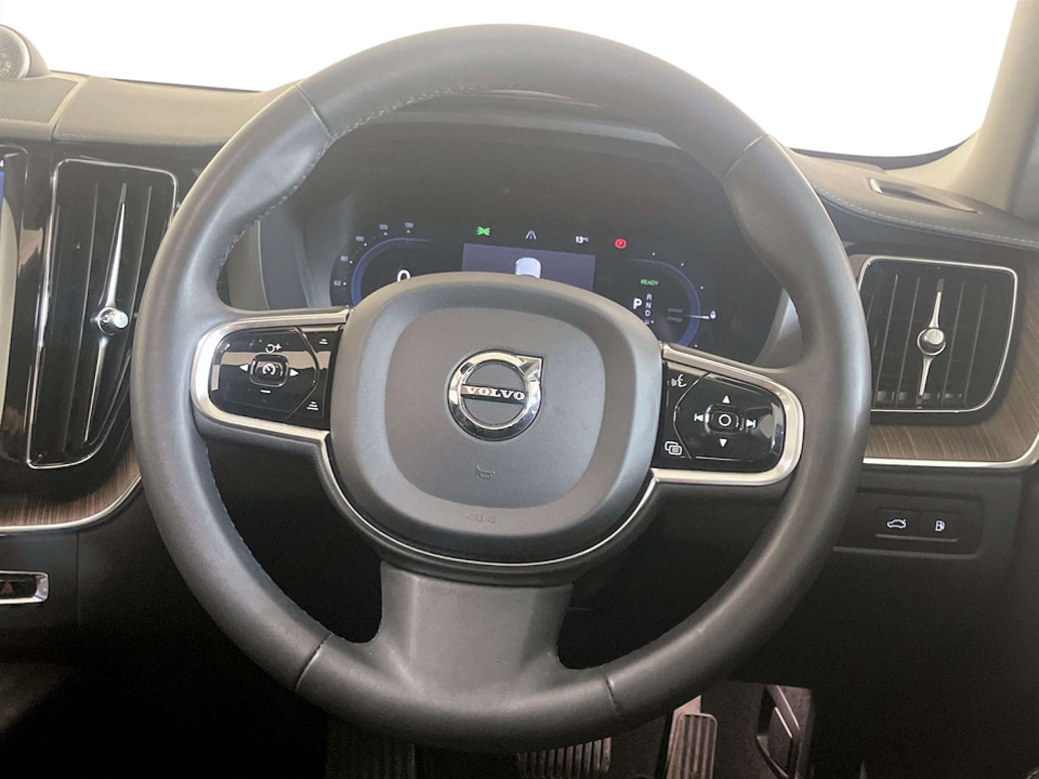 Used Volvo XC60 2023 for sale - 77693710: Photo 16