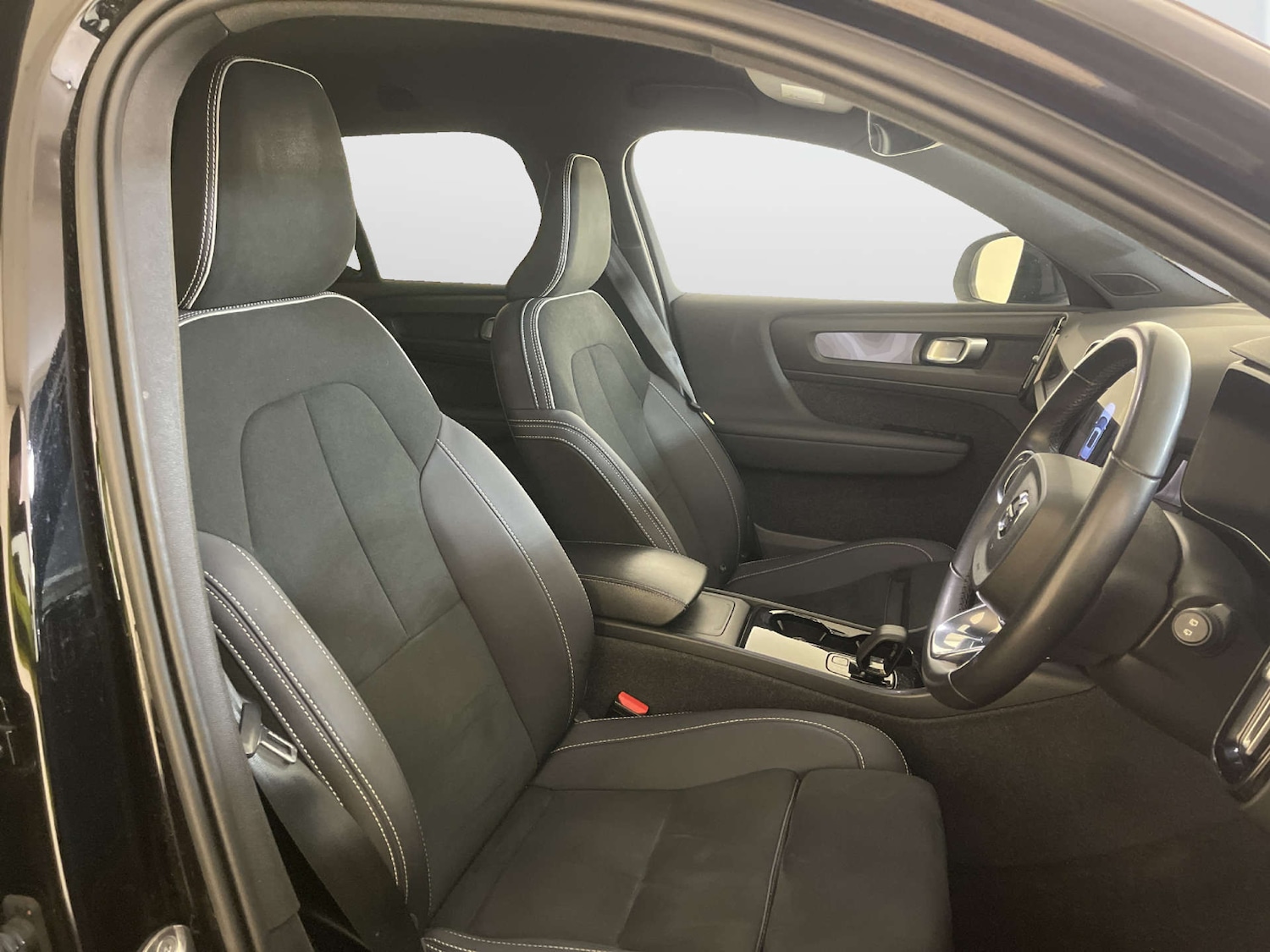 Used Volvo XC40 2023 for sale - 77905824: Photo 13