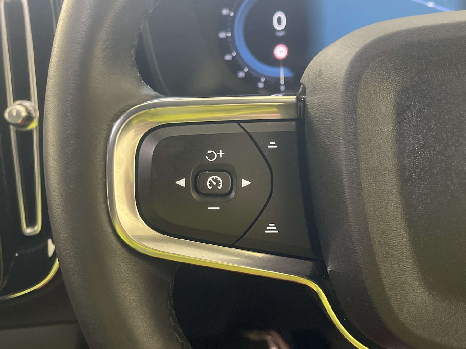 Used Volvo XC40 2023 for sale - 77964867: Photo 17