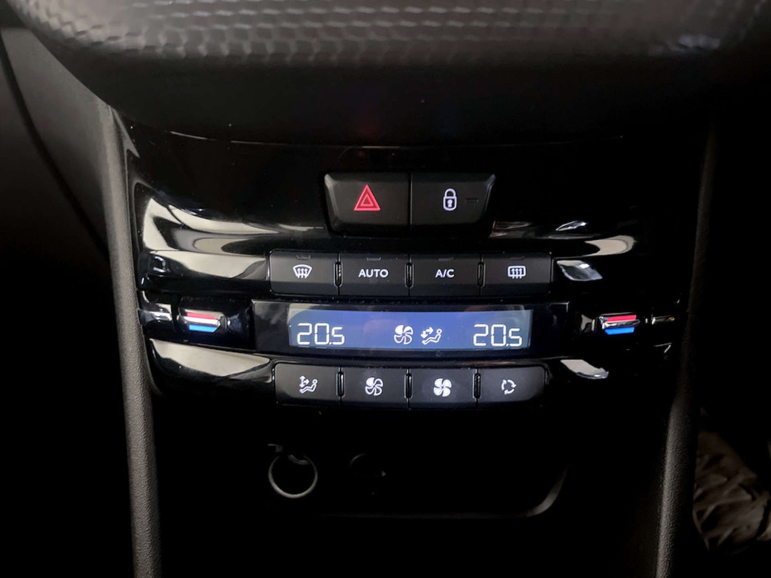 Used Peugeot 208 2015 for sale - 77494154: Photo 24