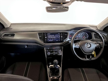 Used Volkswagen T-Roc 2018 for sale - 76972038: Photo