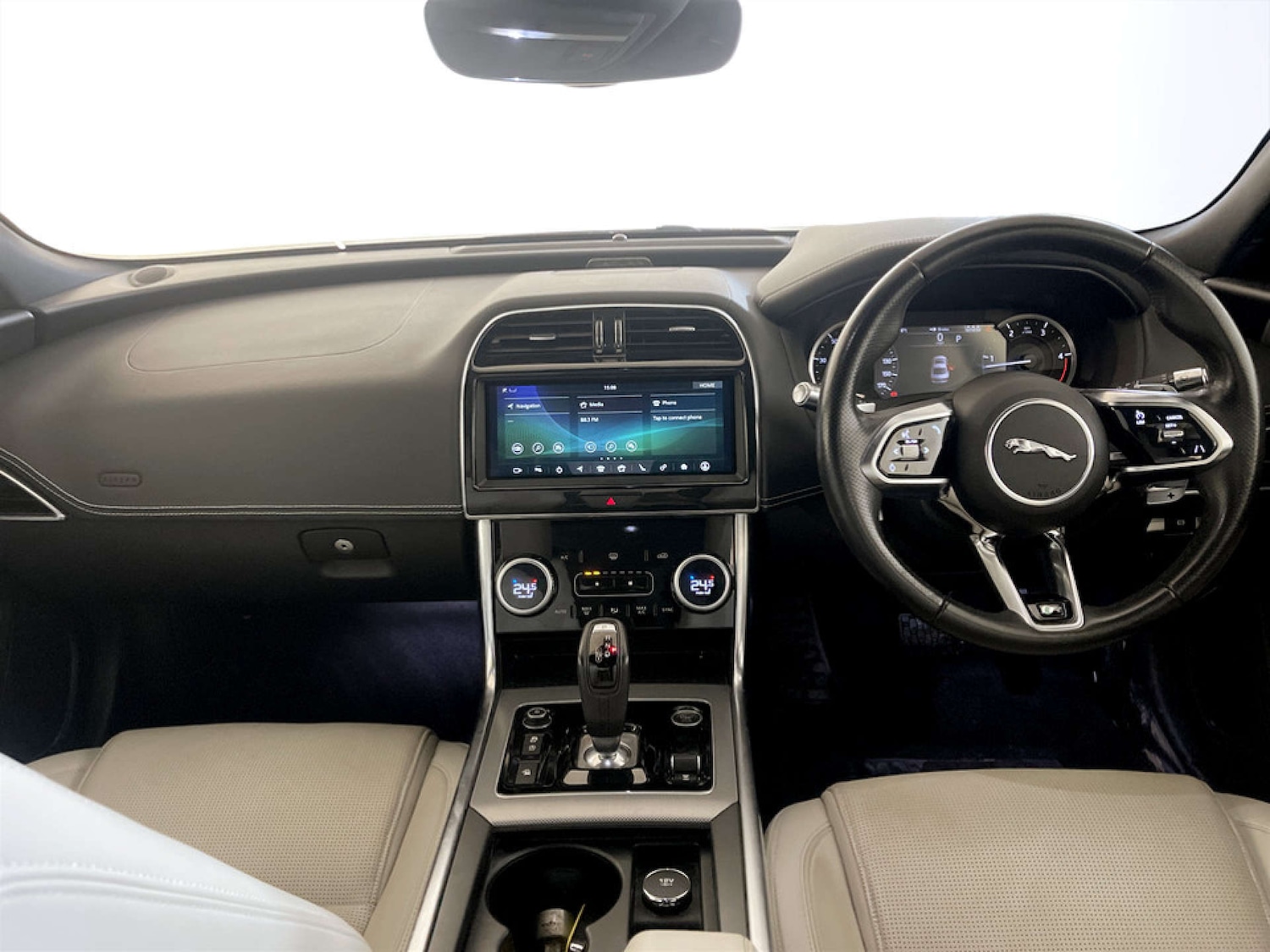 Used Jaguar XE 2019 for sale - 77469939: Photo 3