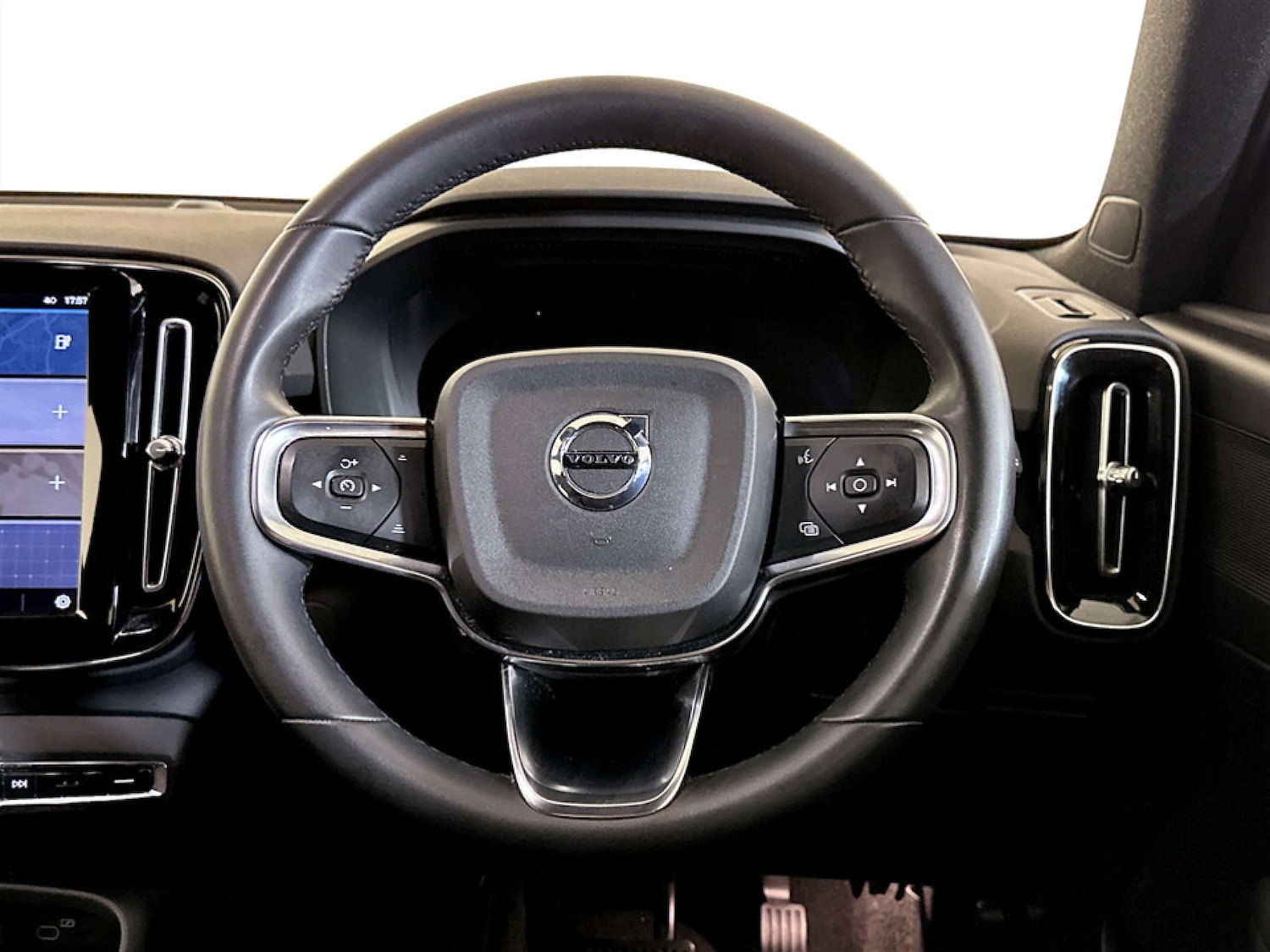 Used Volvo XC40 2023 for sale - 77682103: Photo 17