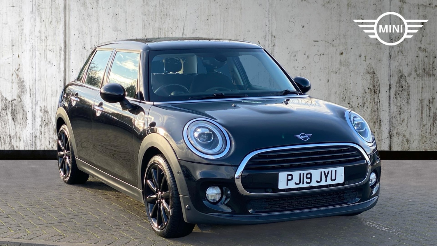 Used MINI Hatch 2019 for sale - 76760123: Photo 1