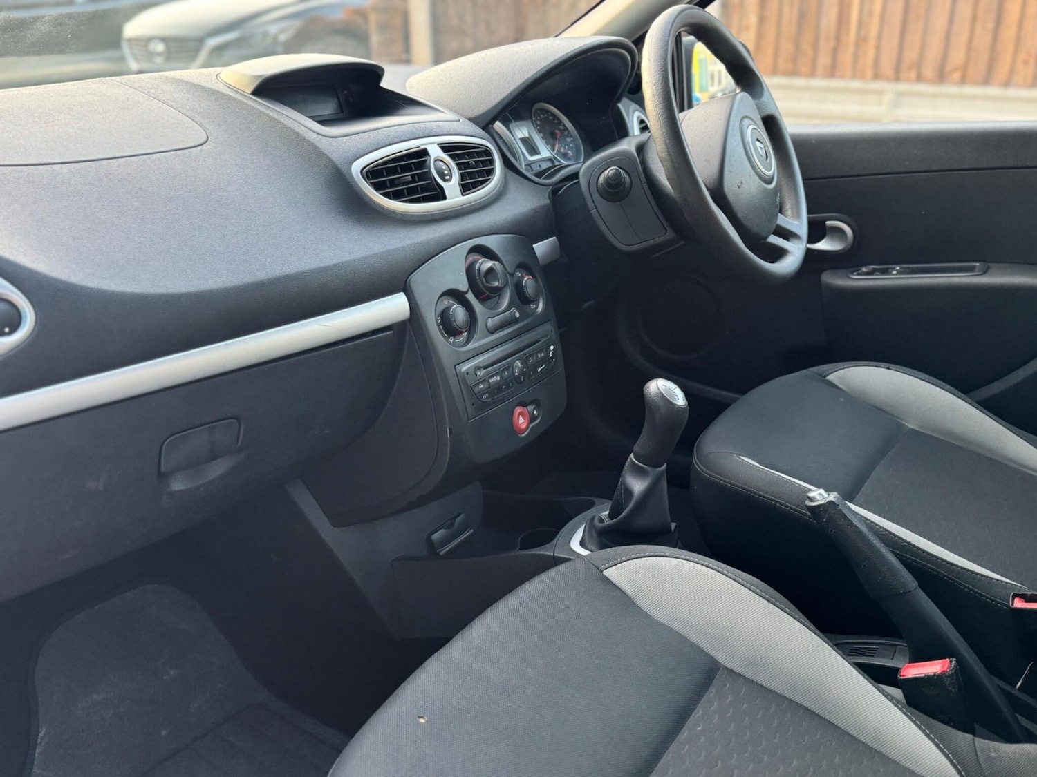 Used Renault Clio 2010 for sale - 76632847: Photo 15