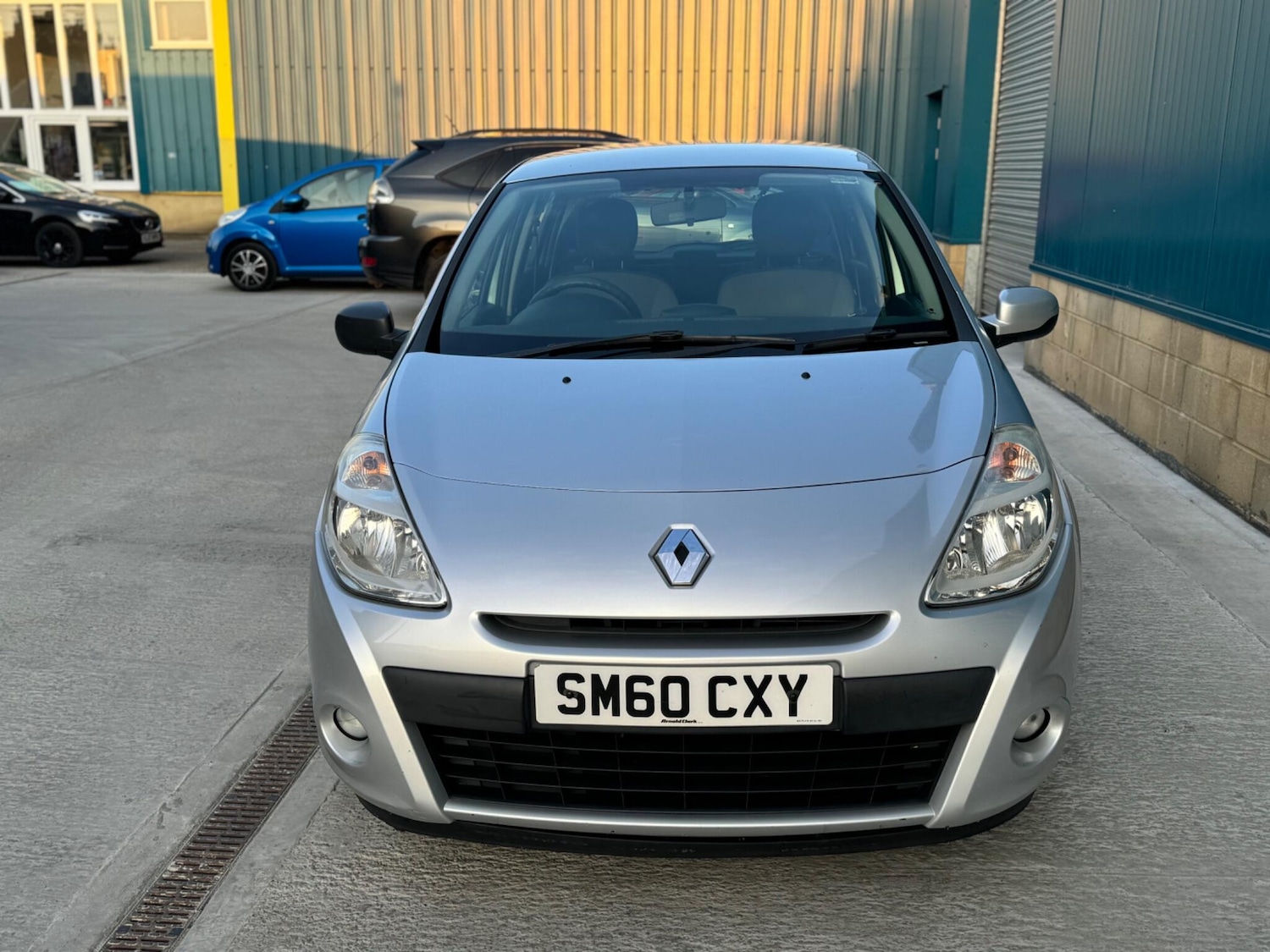 Used Renault Clio 2010 for sale - 76632847: Photo 2