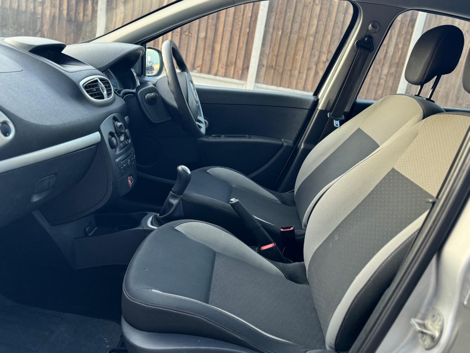 Used Renault Clio 2010 for sale - 76632847: Photo 21