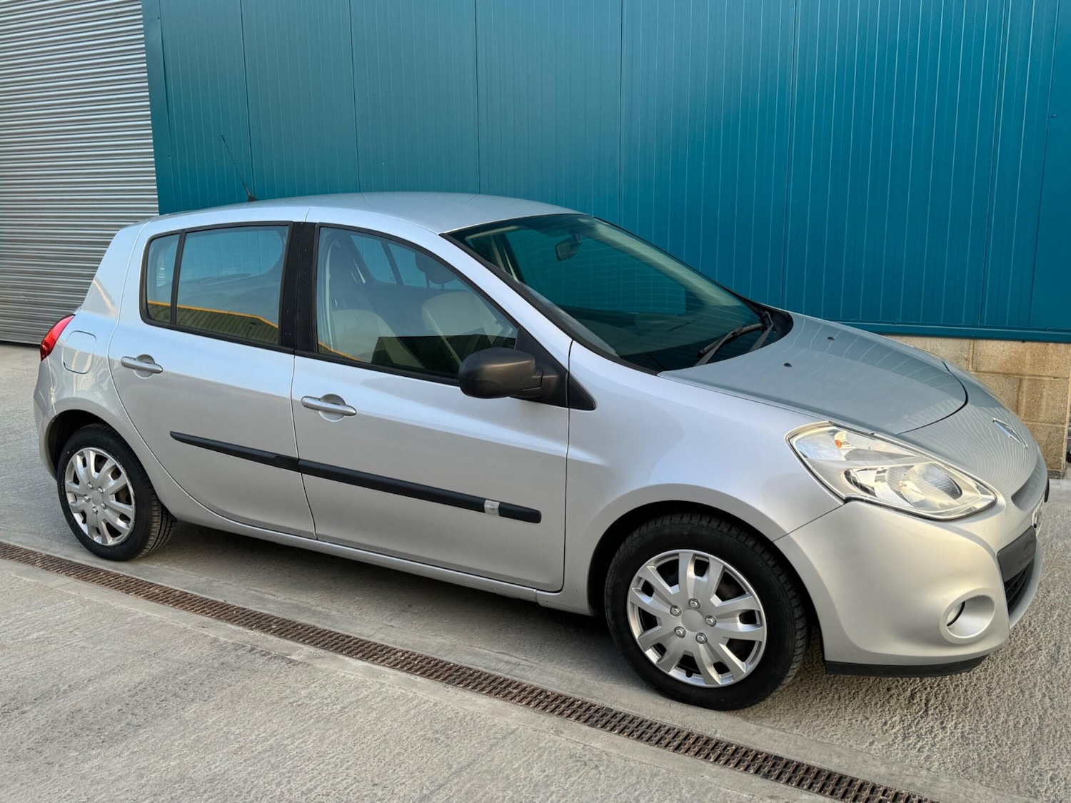 Used Renault Clio 2010 for sale - 76632847: Photo 5