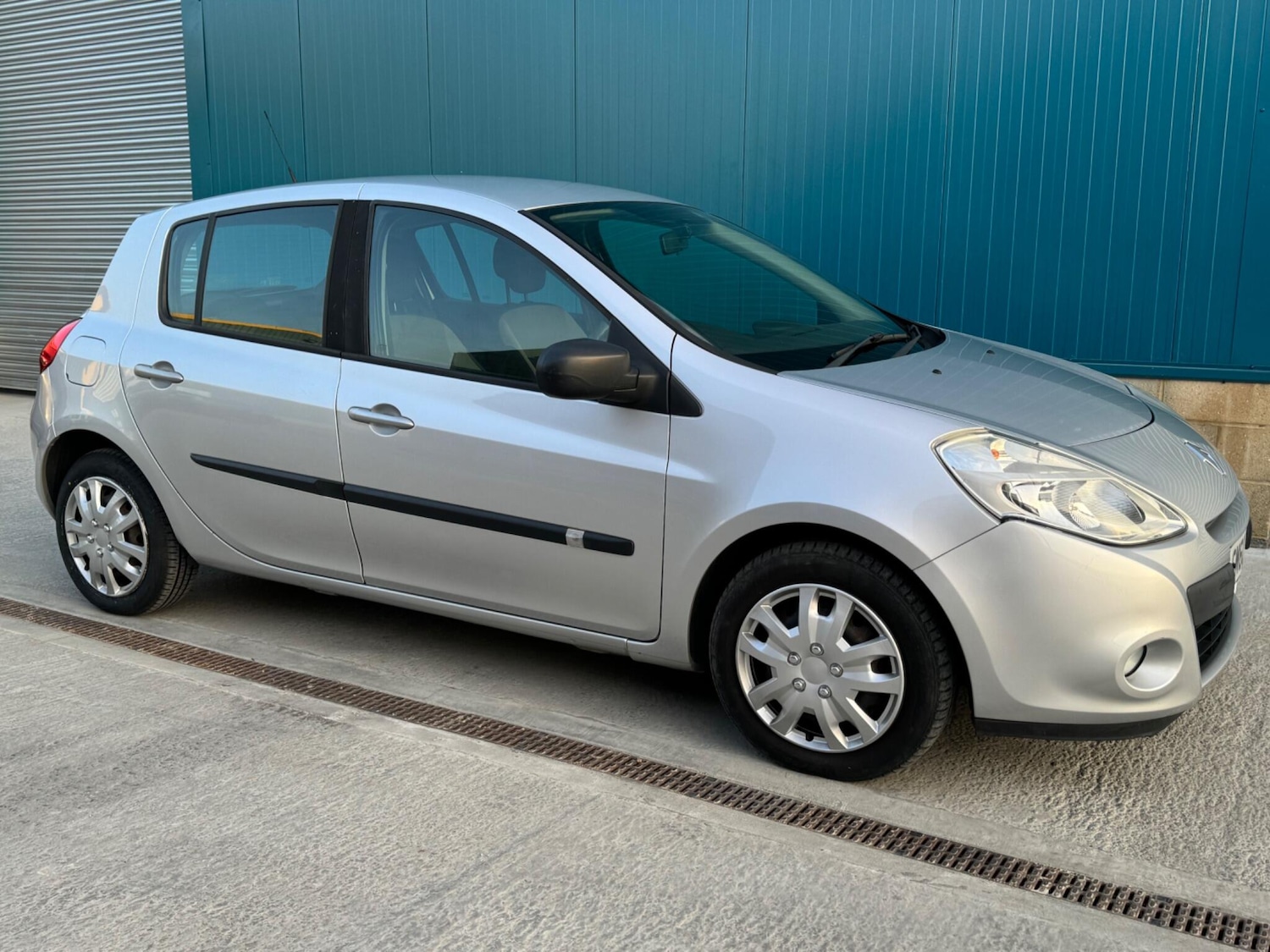 Used Renault Clio 2010 for sale - 76632847: Photo 6