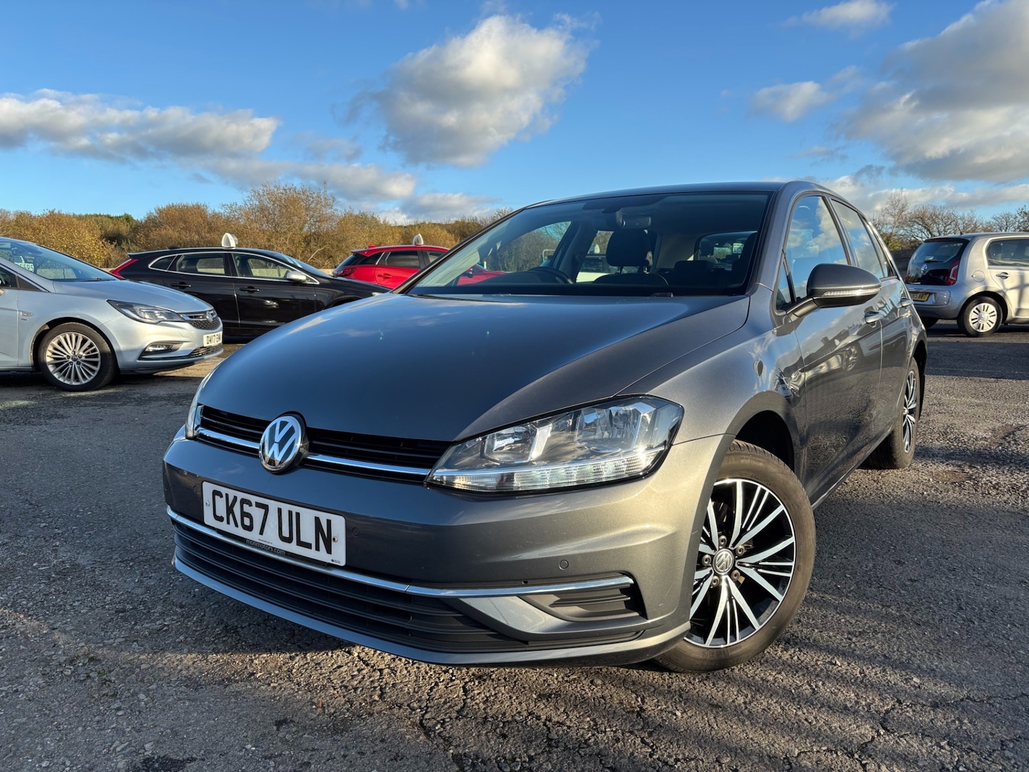 Used Volkswagen Golf 2017 for sale - 76681820: Photo 2