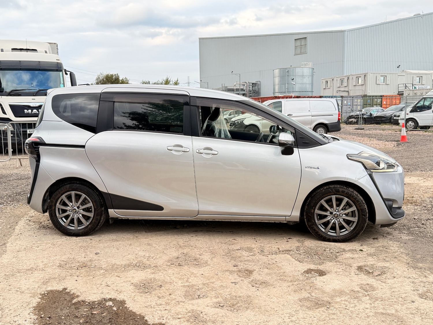 Used Toyota Sienta 2015 for sale - 76195871: Photo 4