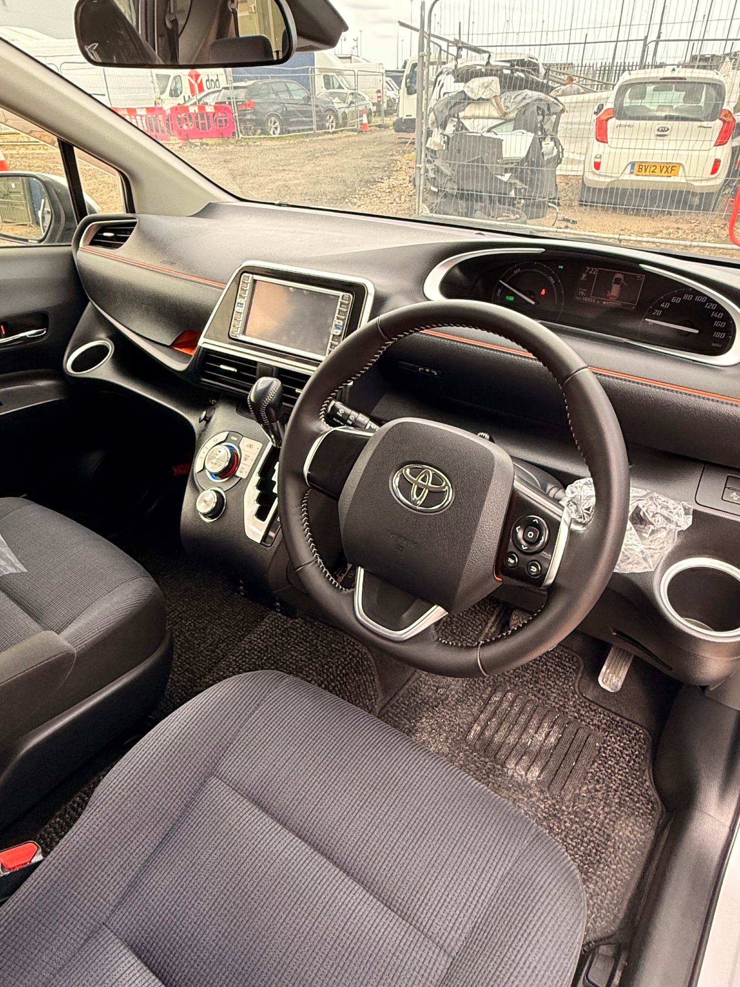 Used Toyota Sienta 2015 for sale - 76195871: Photo 40