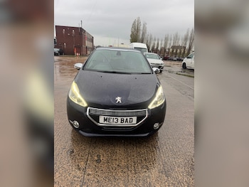 Used Peugeot 208 2014 for sale - 76945630: Photo