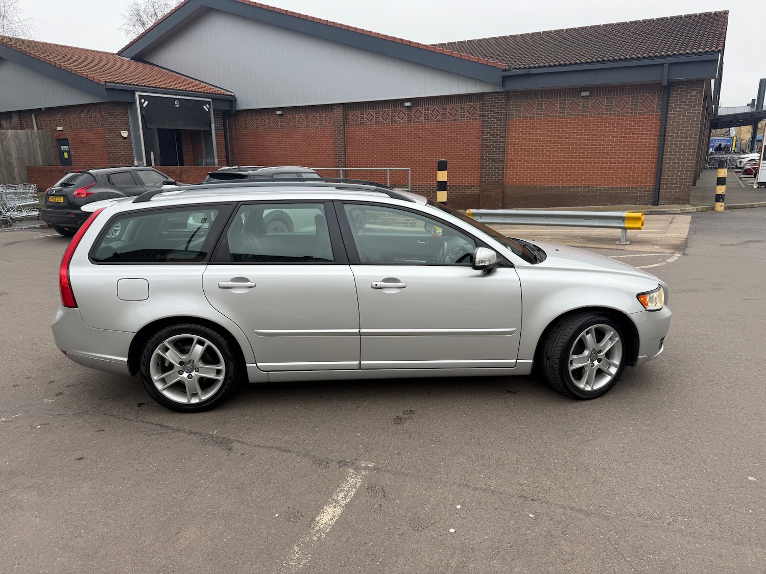 Used Volvo V50 2009 for sale - 77522419: Photo 2