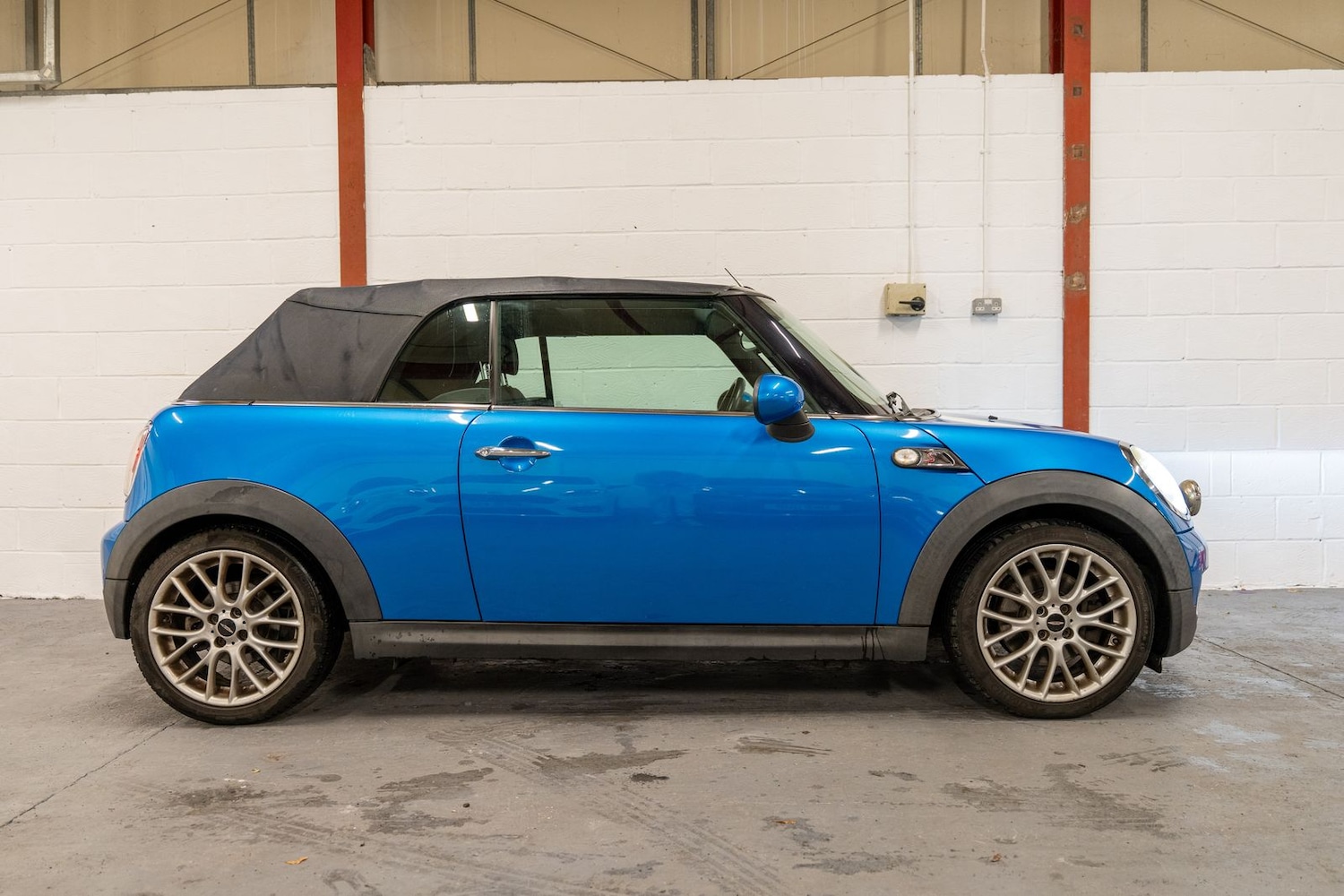 Used MINI Convertible 2010 for sale - 77269431: Photo 4