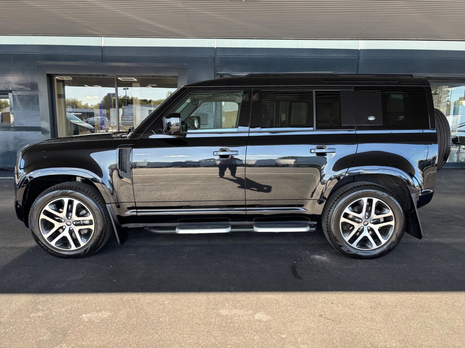 Used Land Rover Defender 110 2024 for sale - 76032346: Photo 12