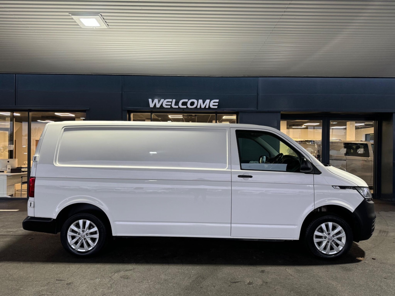 Used Volkswagen Transporter 2023 for sale - 76561527: Photo 5