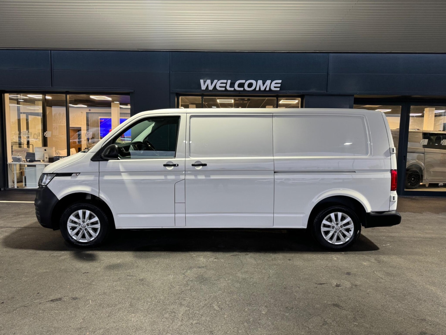 Used Volkswagen Transporter 2023 for sale - 76561527: Photo 6