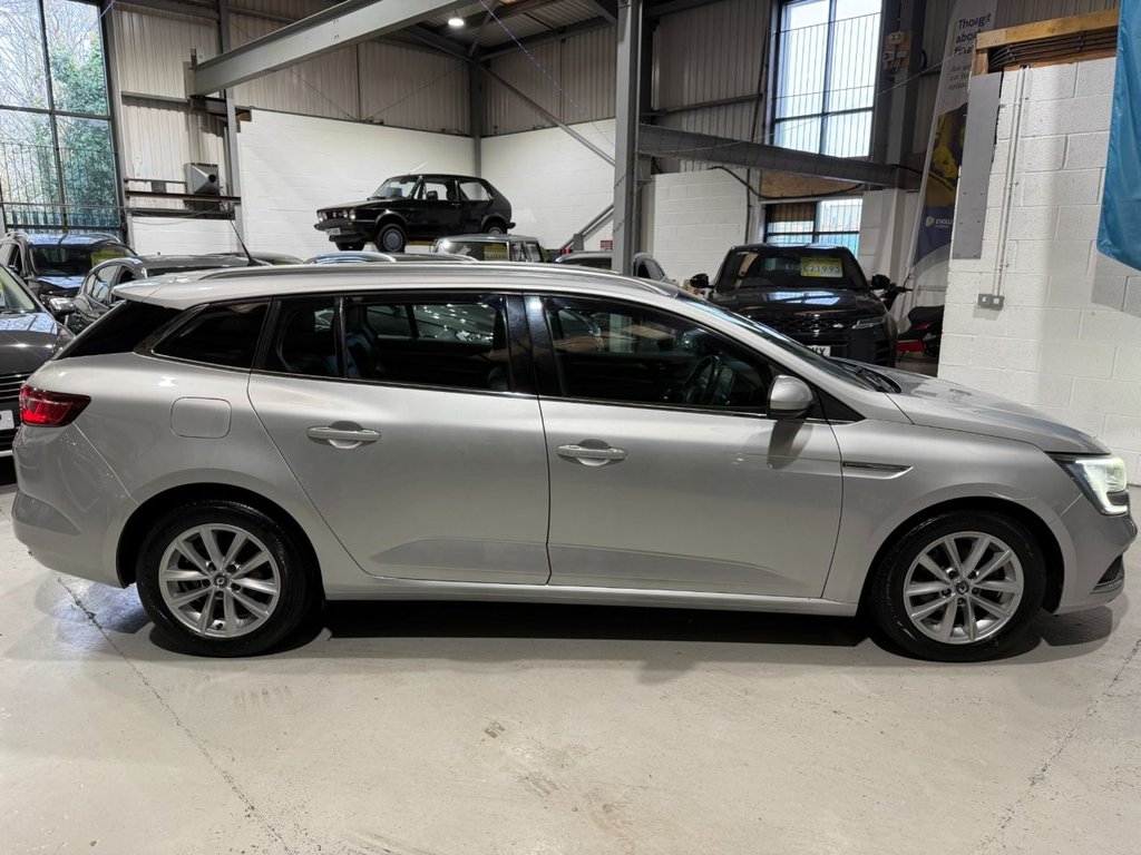Used Renault Megane 2017 for sale - 77990798: Photo 2