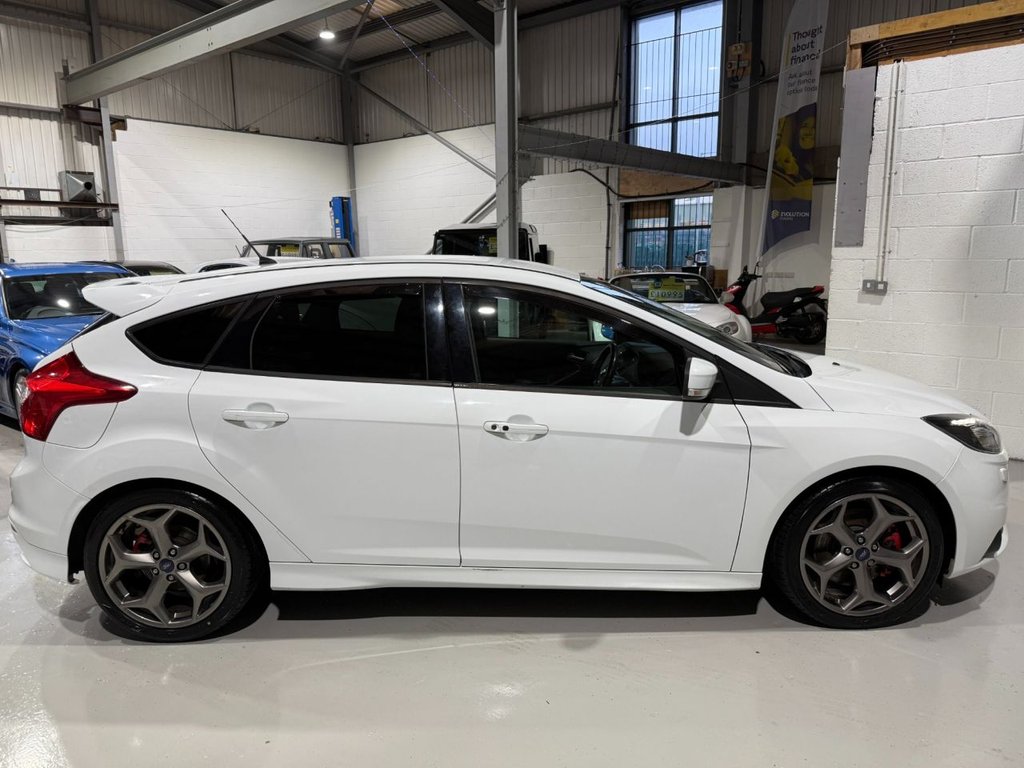 Used Ford Focus 2013 for sale - 76547077: Photo 2