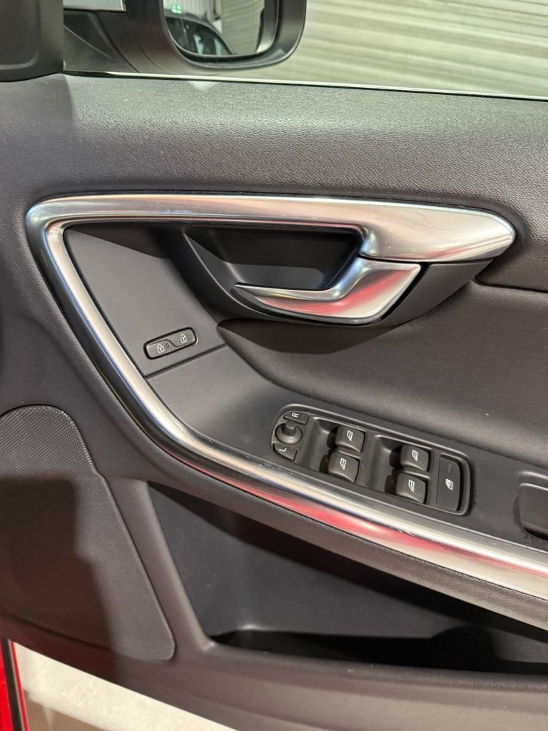 Used Volvo V60 2012 for sale - 76642189: Photo 25