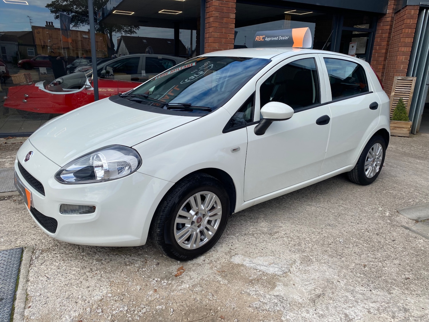 Used Fiat Punto 2015 for sale - 76142660: Photo 2