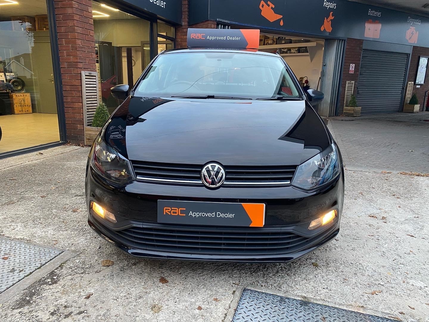 Used Volkswagen Polo 2017 for sale - 76355370: Photo 2