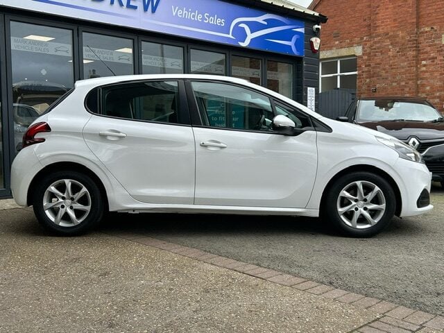 Used Peugeot 208 2015 for sale - 77846653: Photo 2