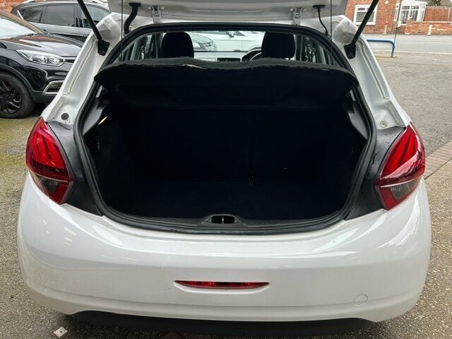 Used Peugeot 208 2015 for sale - 77846653: Photo 8