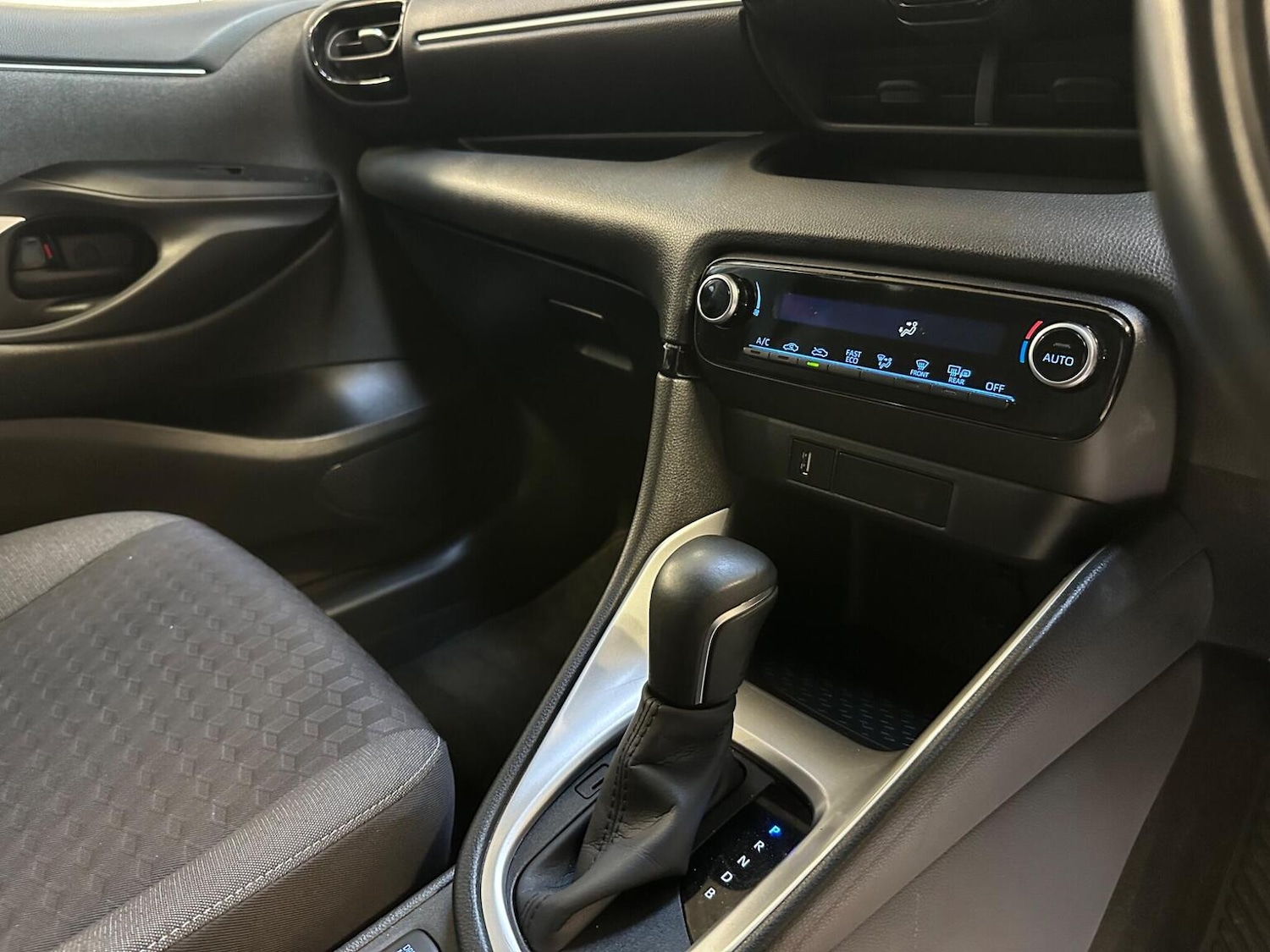 Used Toyota Yaris 2022 for sale - 77167803: Photo 44