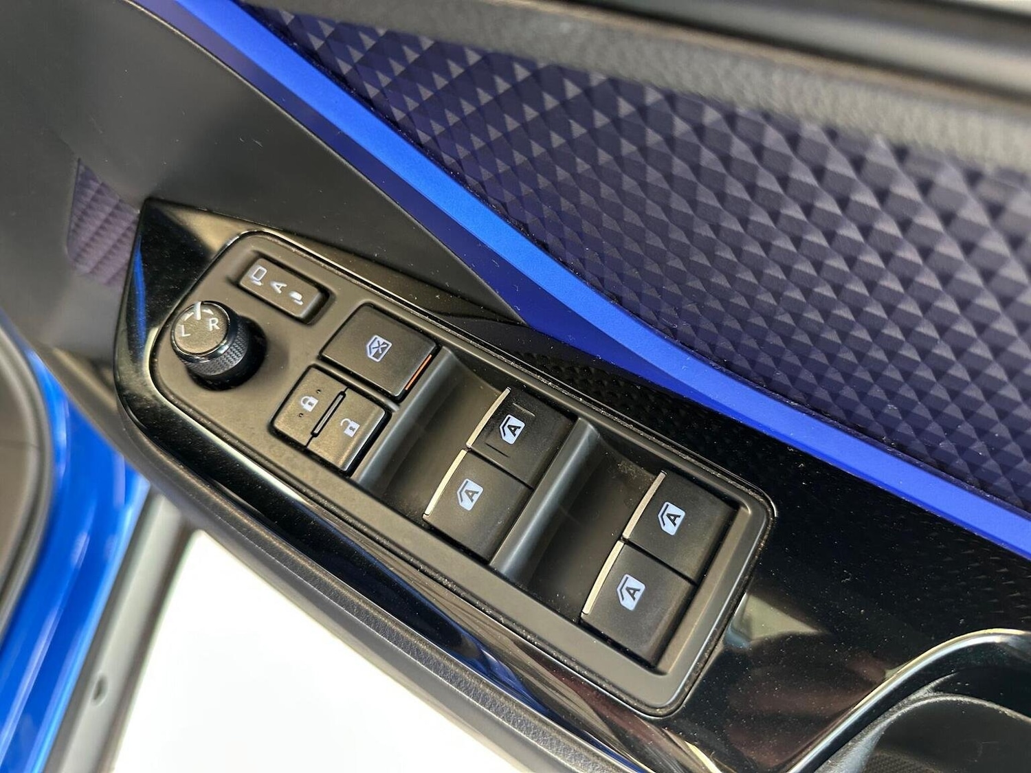 Used Toyota C-HR 2017 for sale - 76449731: Photo 64