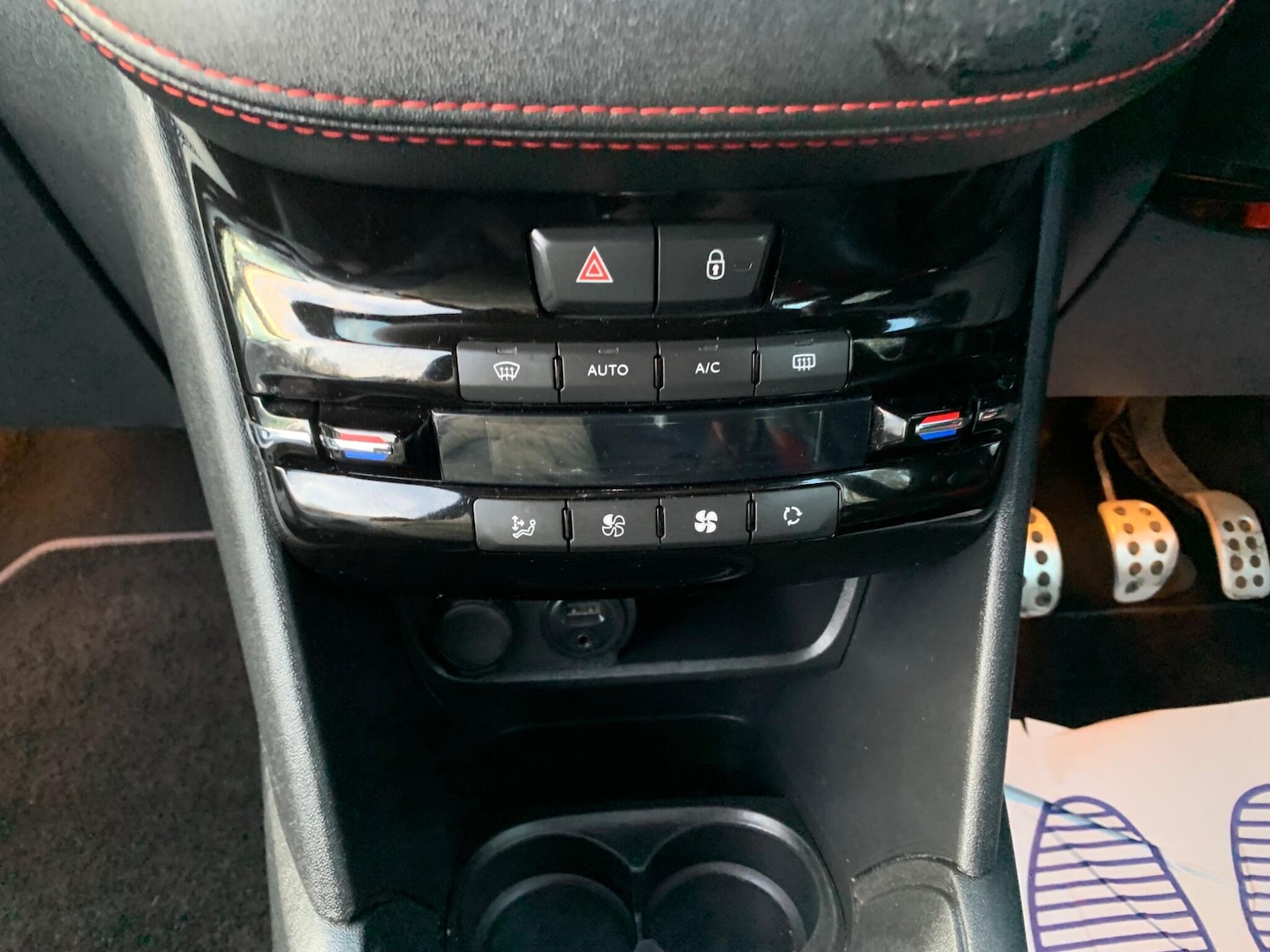 Used Peugeot 208 2013 for sale - 76742354: Photo 37