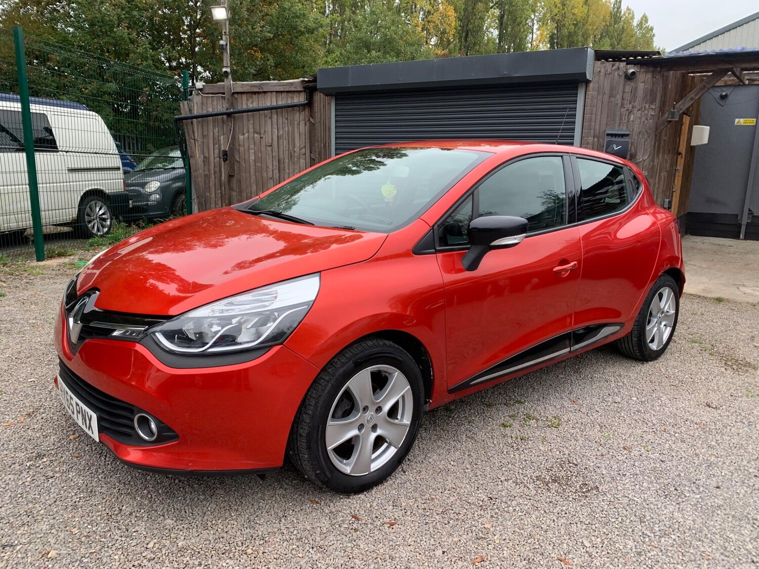 Used Renault Clio 2015 for sale - 76247349: Photo 2