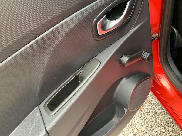 Used Renault Clio 2015 for sale - 76247349: Photo 30