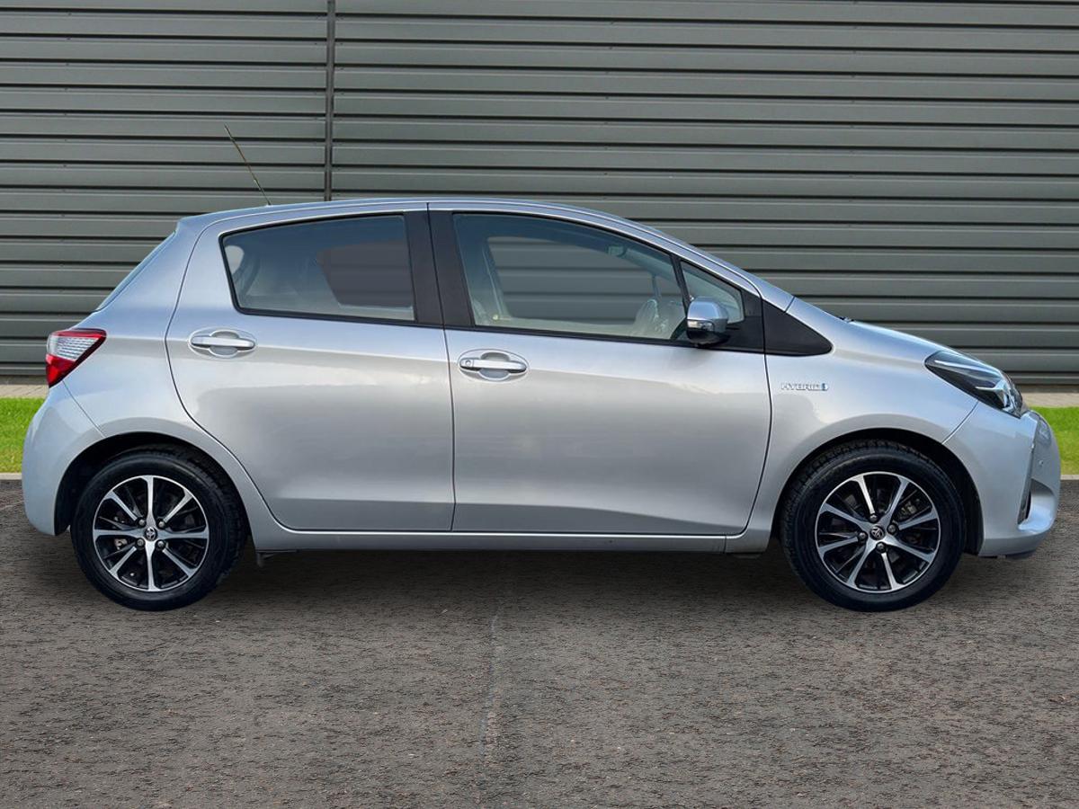 Used Toyota Yaris 2018 for sale - 77688892: Photo 2