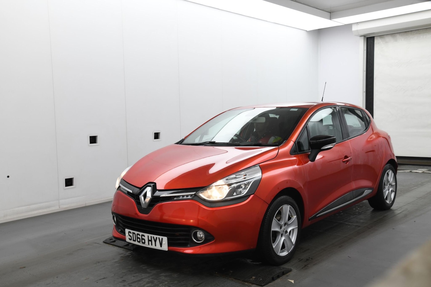 Used Renault Clio 2016 for sale - 76584280: Photo 2