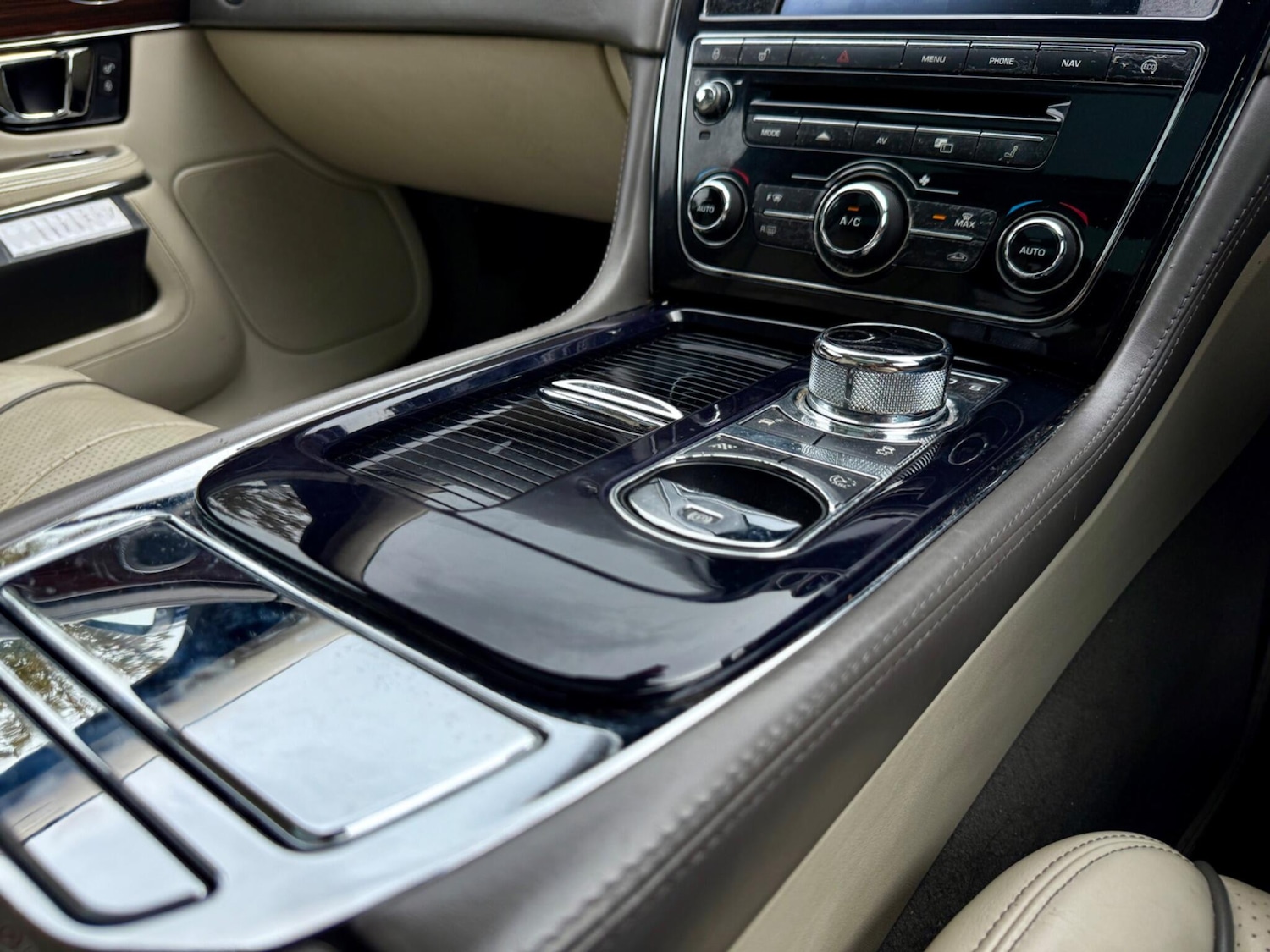 Used Jaguar XJ 2014 for sale - 76988593: Photo 24