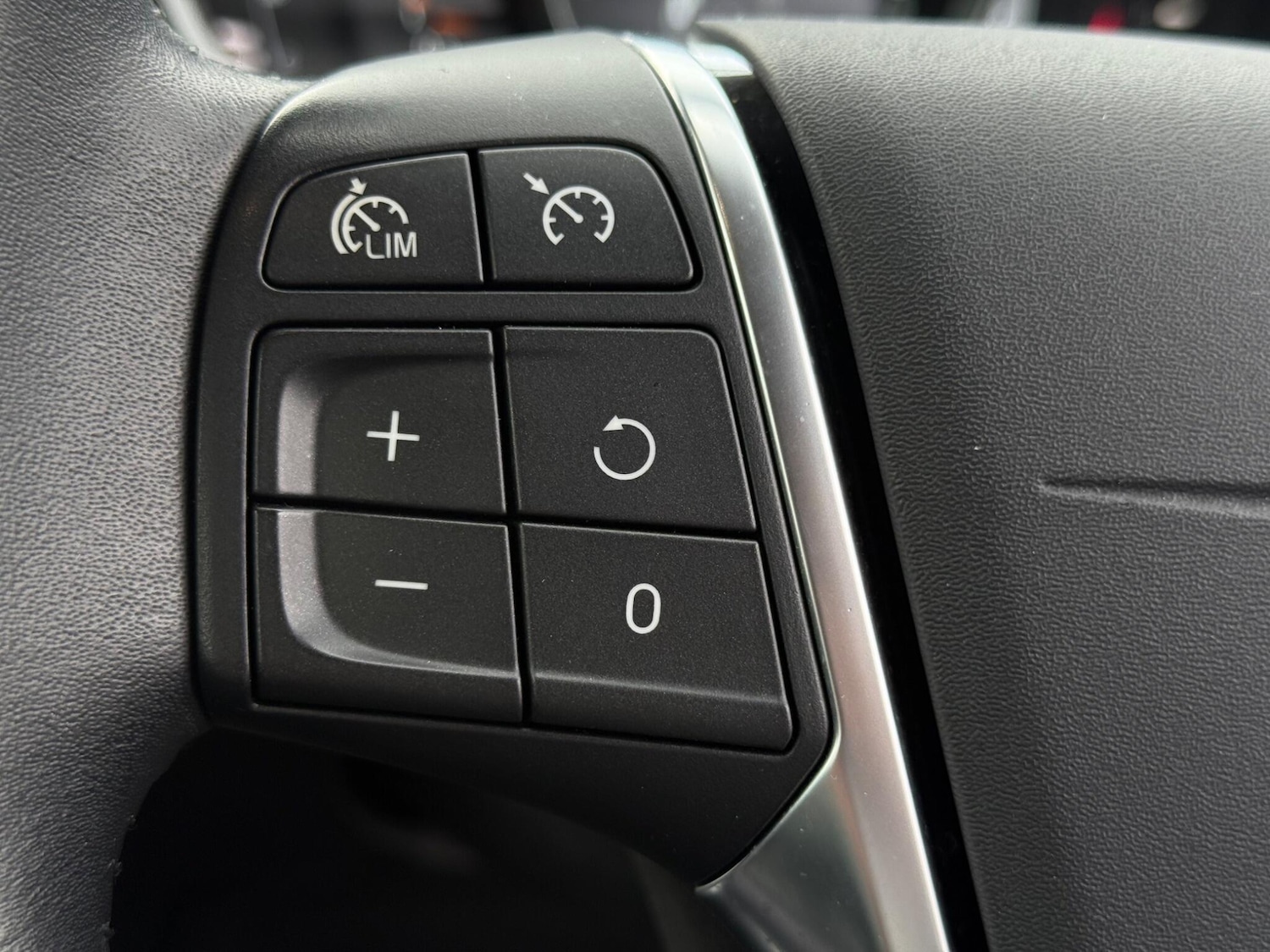 Used Volvo V40 2018 for sale - 76295370: Photo 27