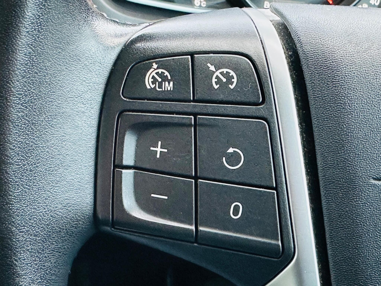 Used Volvo V40 2016 for sale - 77386219: Photo 25