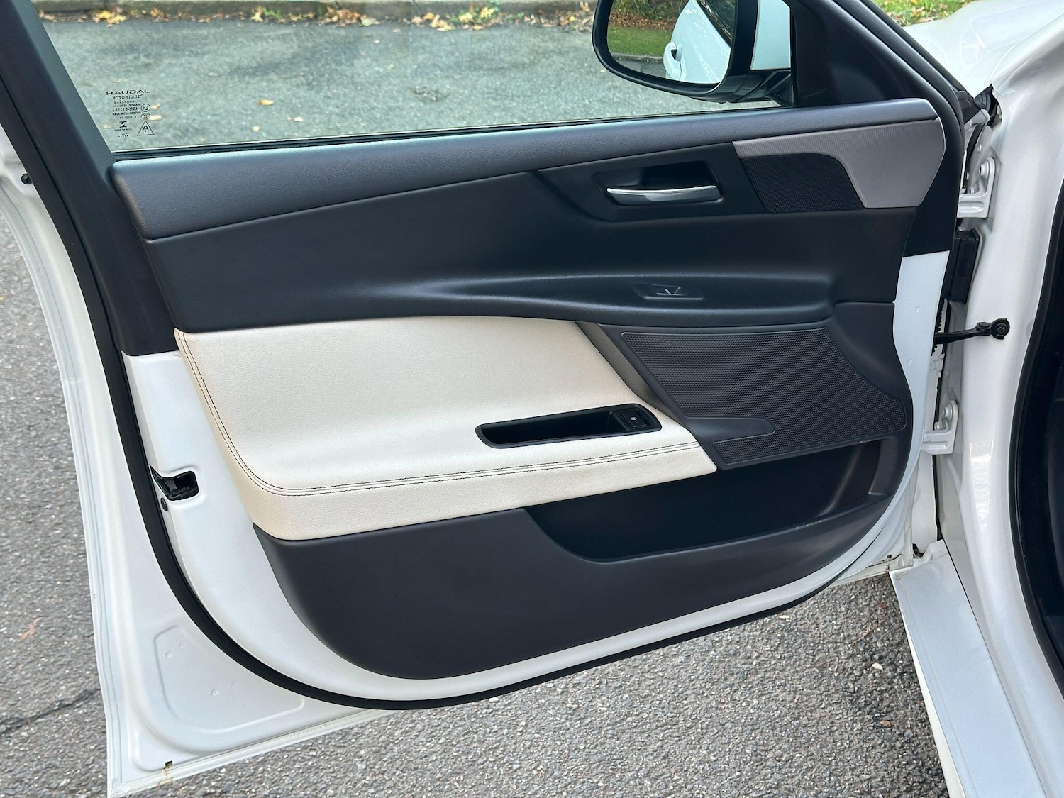 Used Jaguar XE 2016 for sale - 76572495: Photo 23