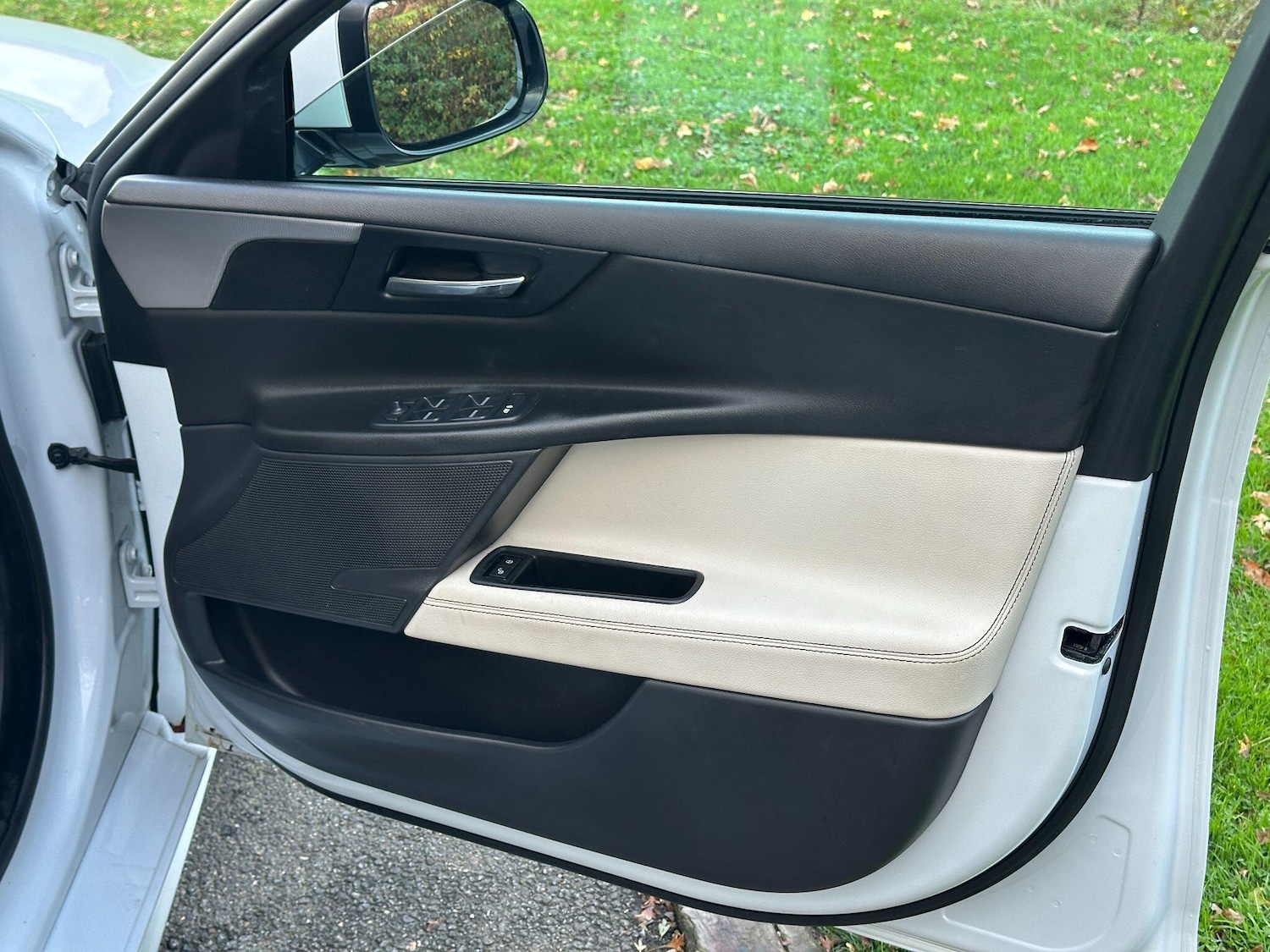 Used Jaguar XE 2016 for sale - 76572495: Photo 25