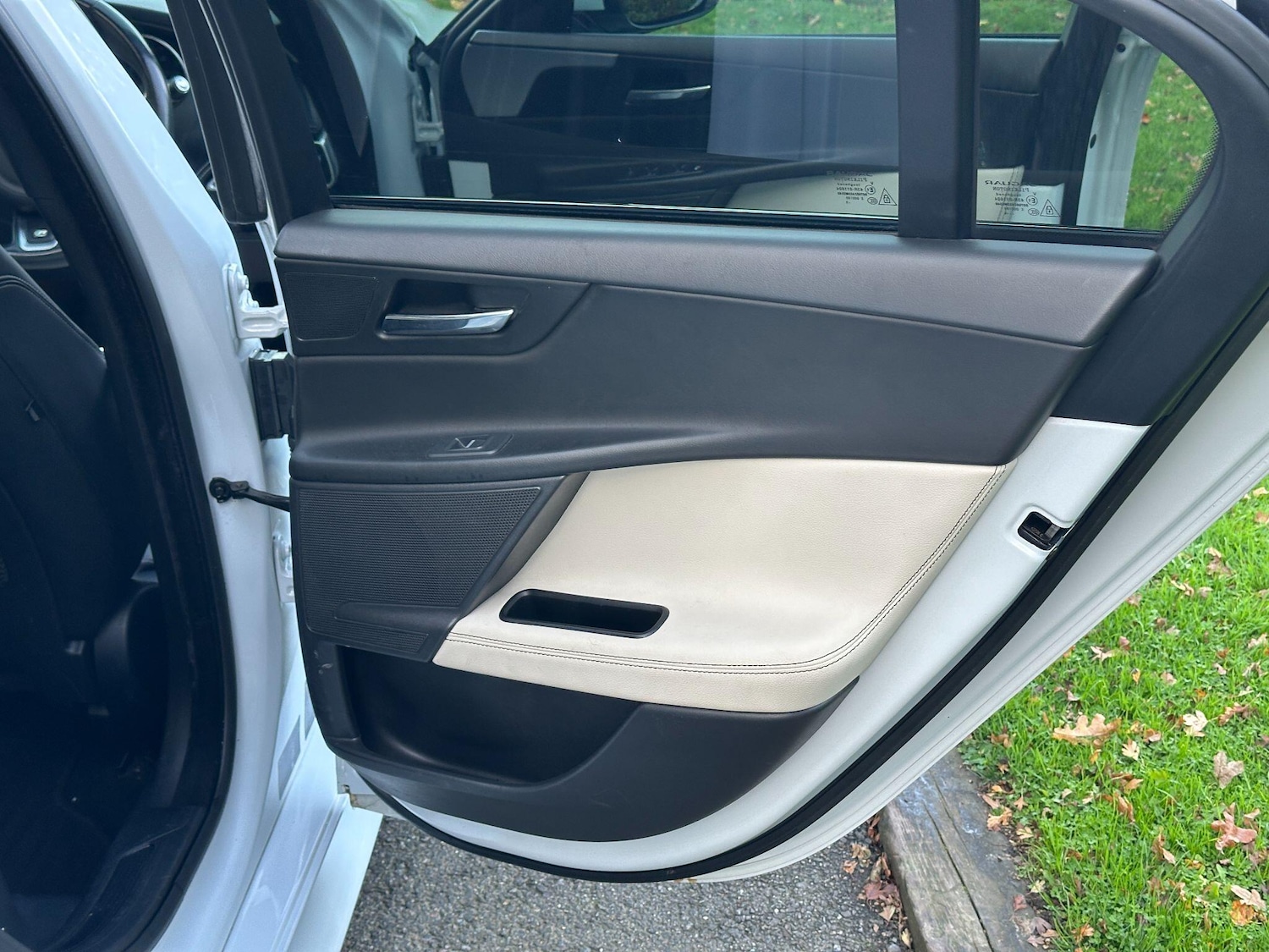 Used Jaguar XE 2016 for sale - 76572495: Photo 26