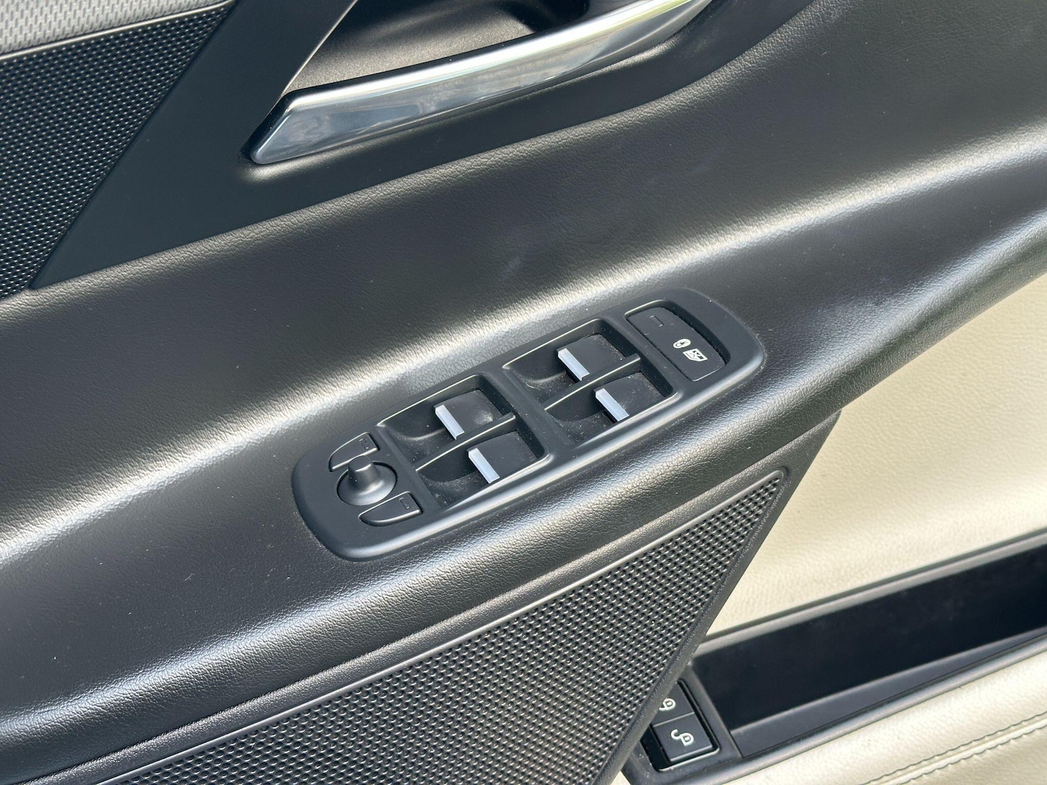 Used Jaguar XE 2016 for sale - 76572495: Photo 27