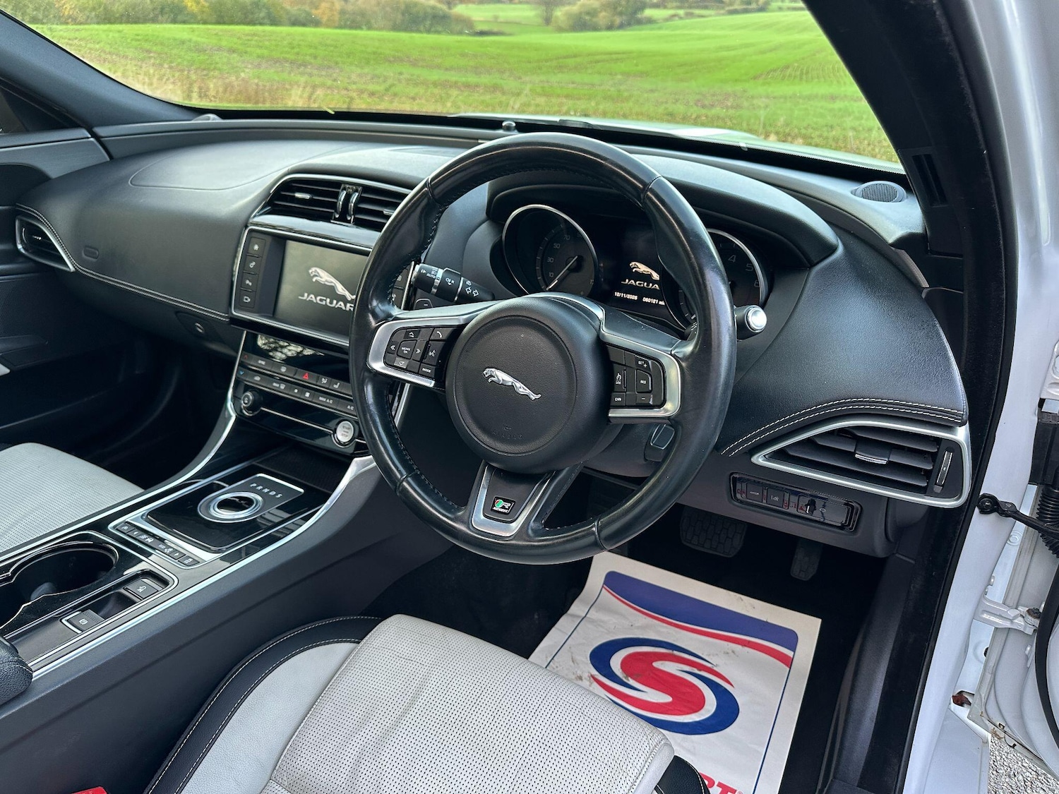 Used Jaguar XE 2016 for sale - 76572495: Photo 9