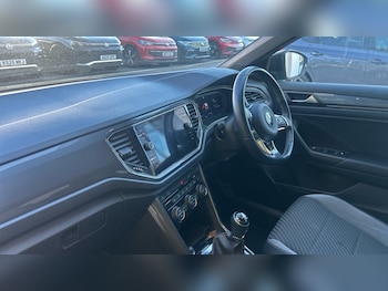 Used Volkswagen T-Roc 2022 for sale - 76021853: Photo 2