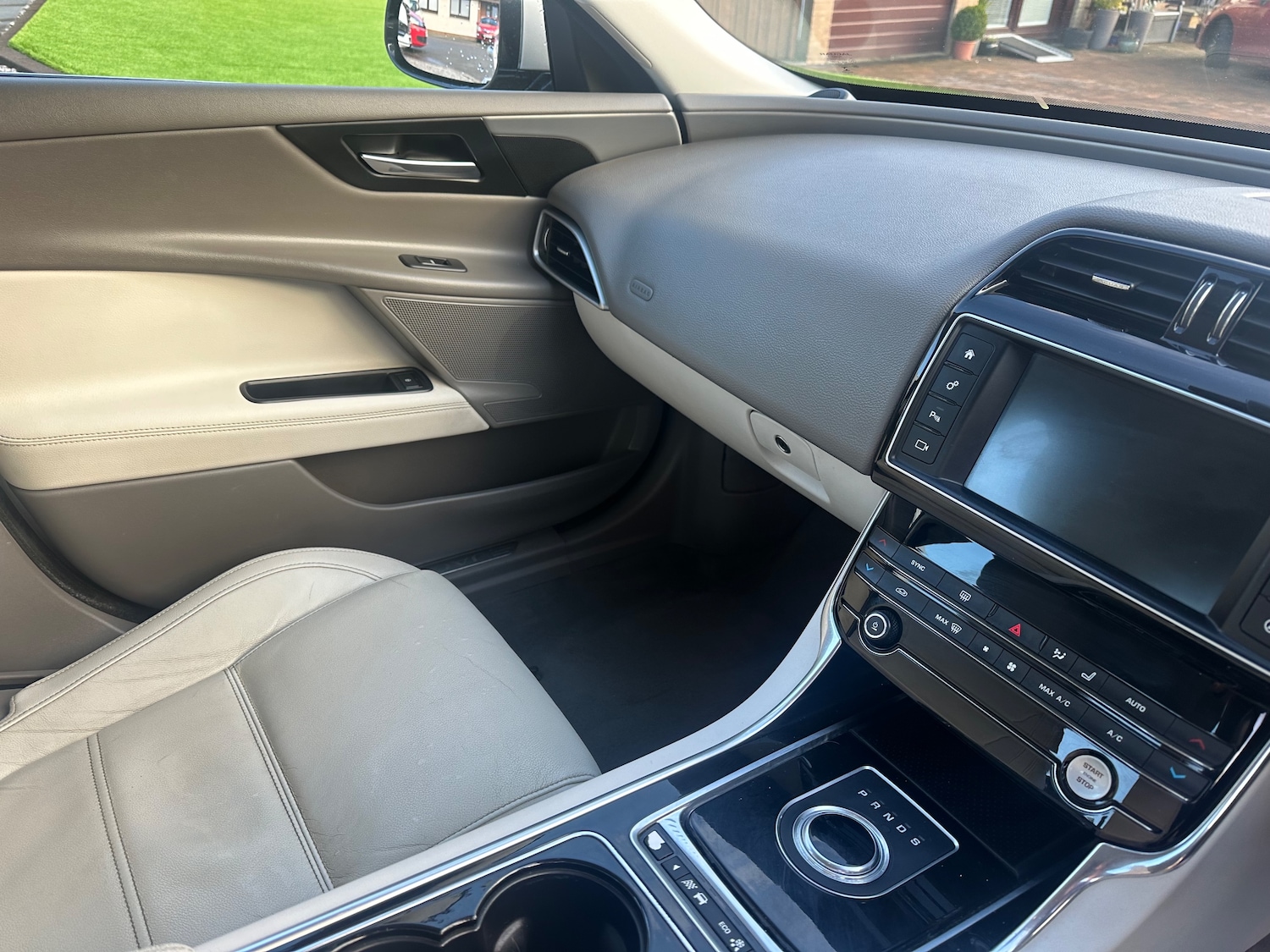 Used Jaguar XE 2017 for sale - 76405844: Photo 9