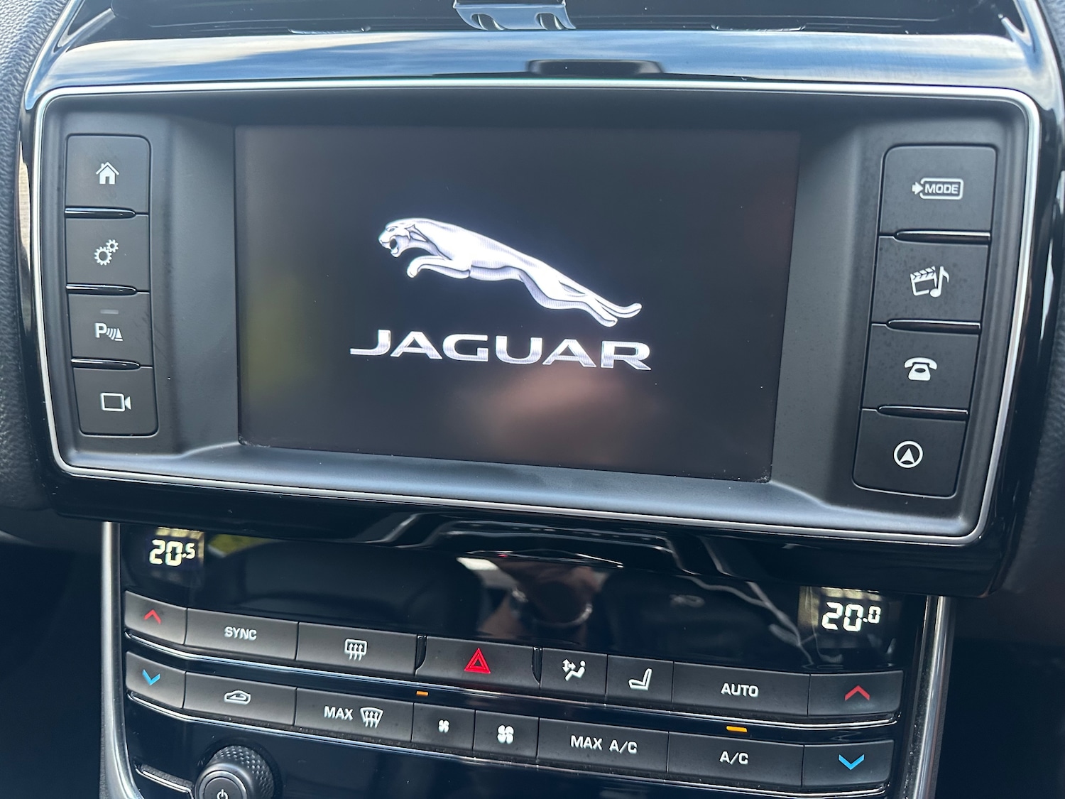 Used Jaguar XE 2016 for sale - 75598524: Photo 27