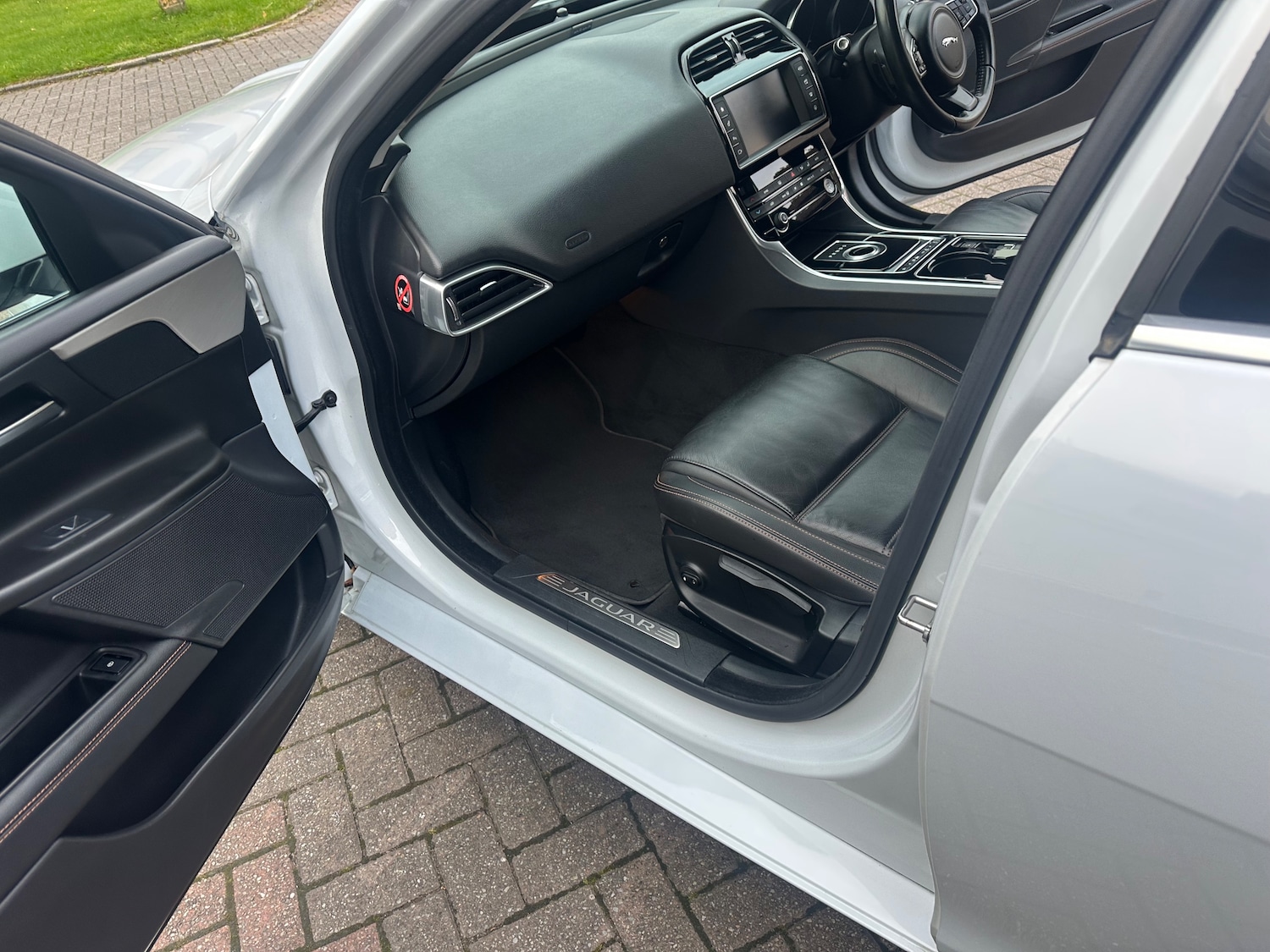 Used Jaguar XE 2016 for sale - 75598524: Photo 38