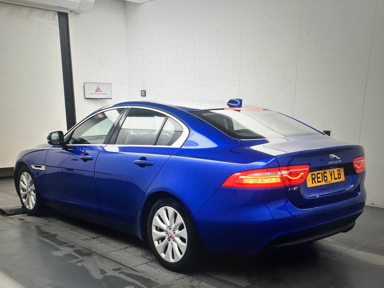 Used Jaguar XE 2016 for sale - 77200771: Photo 2