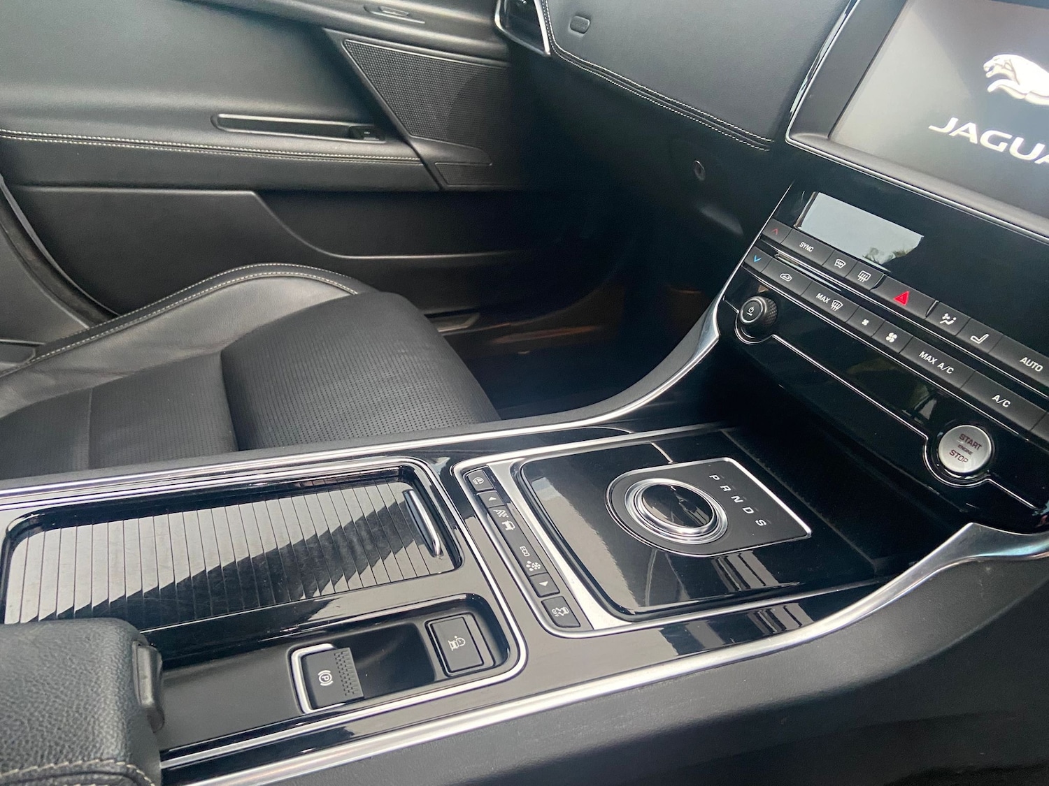 Used Jaguar XE 2019 for sale - 76557788: Photo 15